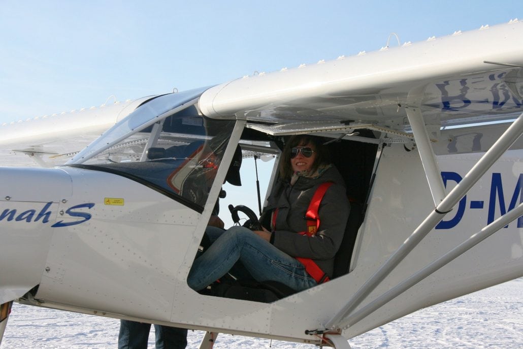 Teilnehmerin im Cockpit einer Savannah S auf dem verschneiten Flugplatz