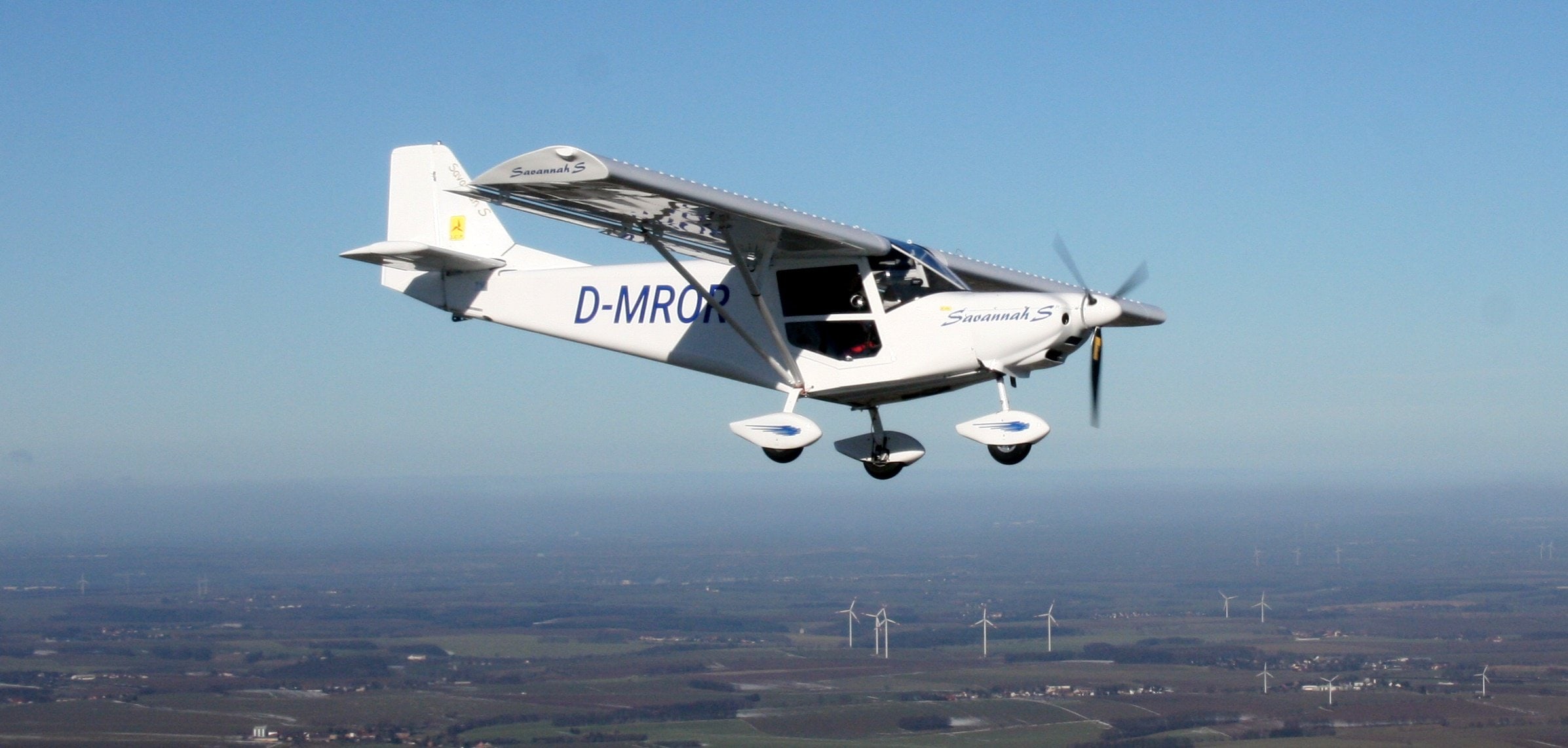ICP Savannah S im Flug über der Landschaft