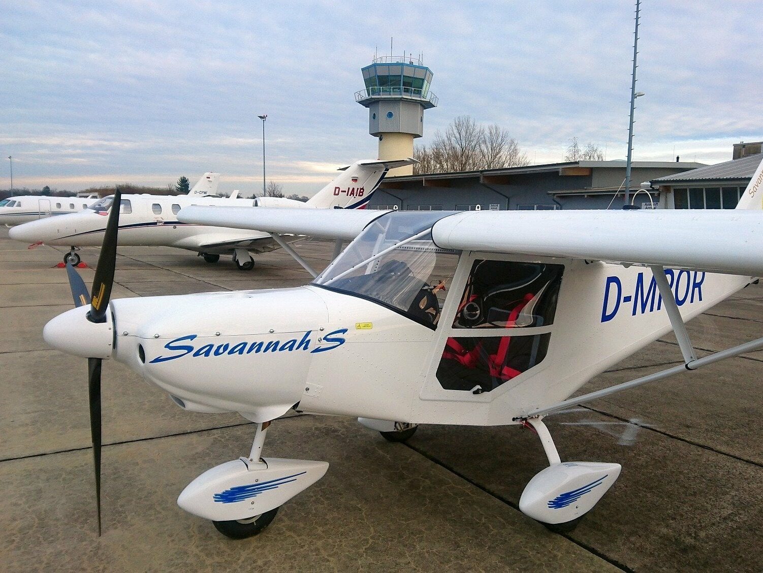 Sky Motion Flugzeug vor dem Tower des Flugplatzes Altenburg-Nobitz