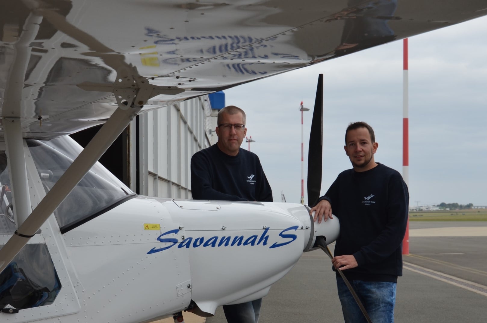 Ronny Mehnert und Robert Riedel am Flugzeug