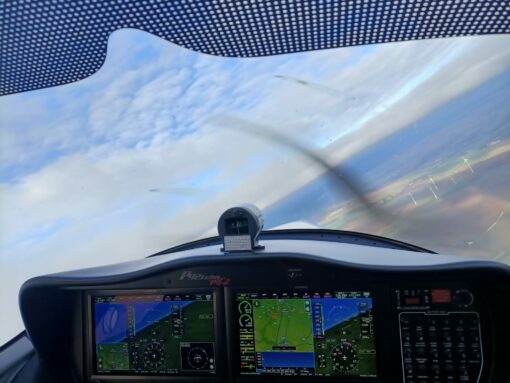 Blick aus dem Flugzeug-Cockpit Blick aus dem Flugzeug-Cockpit