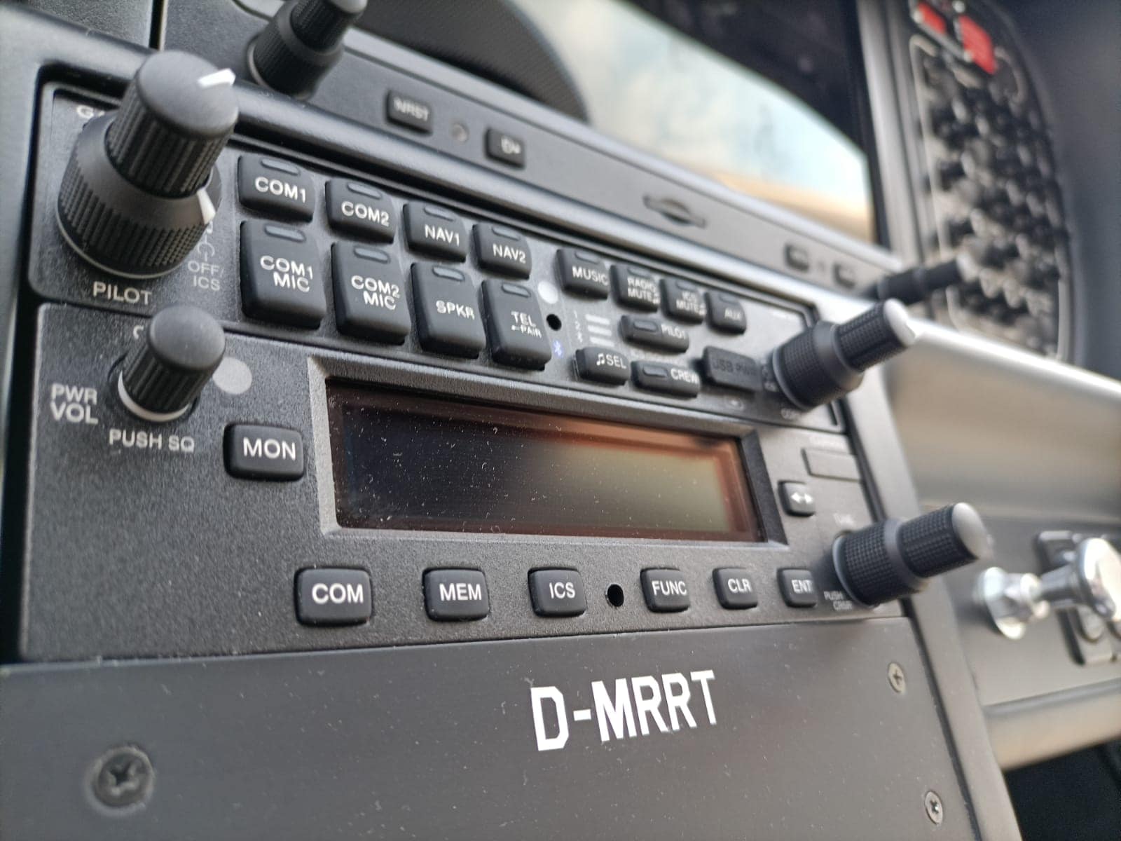 Funkgeräte und Bedienelemente im Cockpit der Tecnam P92