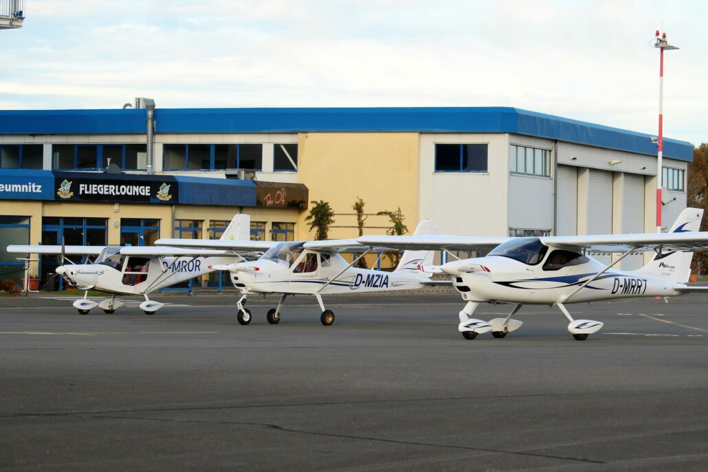 Flugzeugflotte am Flugplatz Gera