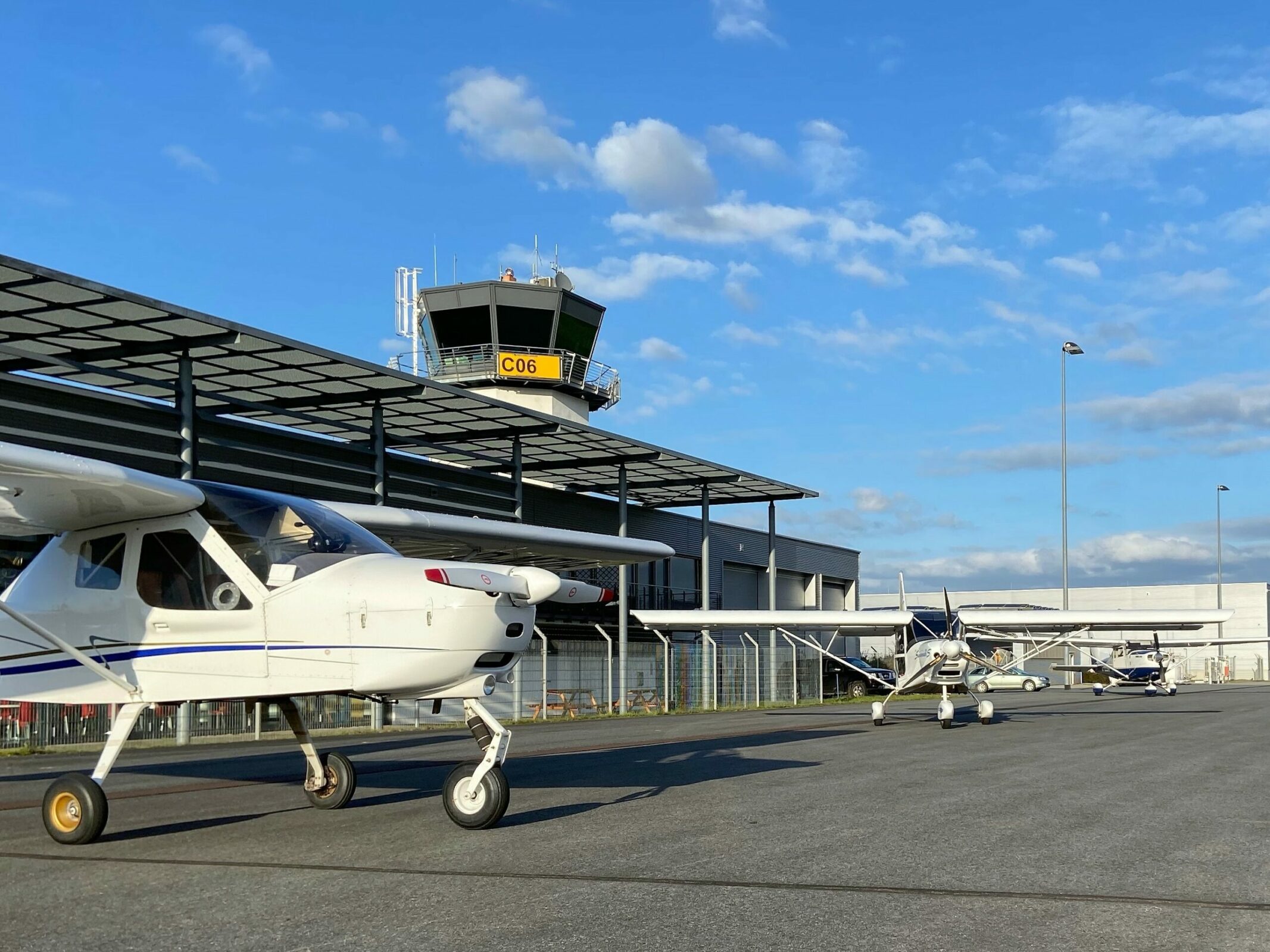 Flugzeuge vor Tower und Abfertigungsgebäude des Flugplatzes Chemnitz-Jahnsdorf