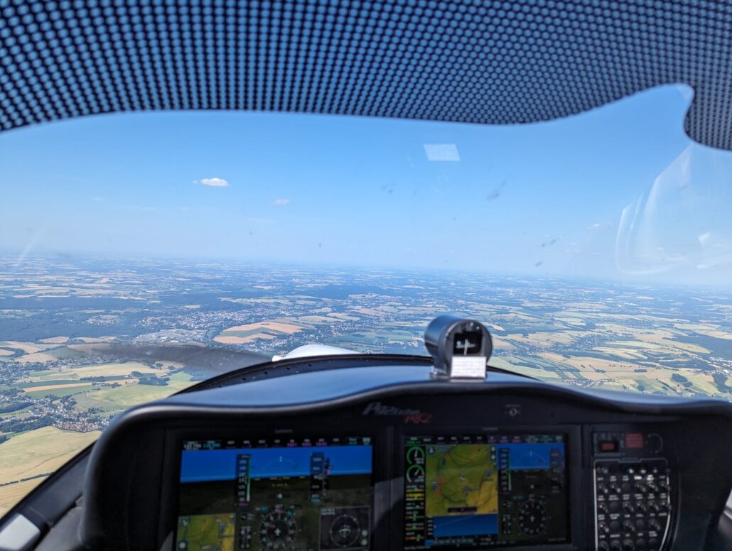 Instrumente im Cockpit und der Blick auf die Landschaft während des Fluges