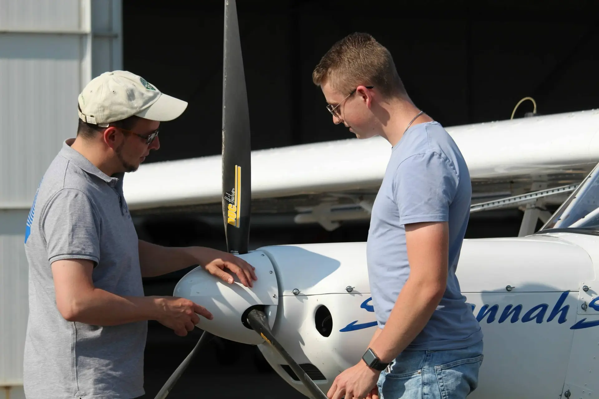 Persönliche Einweisung am Flugzeug vor dem Rundflug