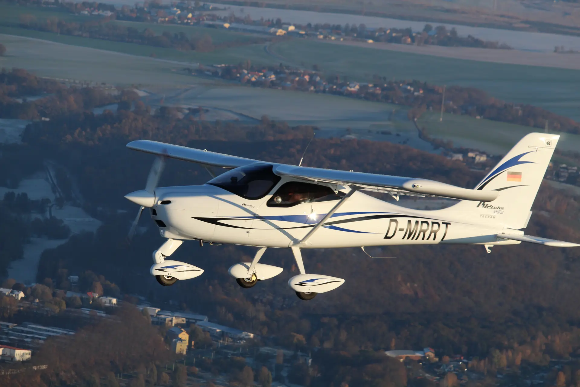Sky Motion Flugzeug beim Rundflug über der Landschaft